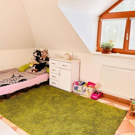 Apartman Se Zahradou 20 Minut Do Centra Prahy Ořech Buitenkant foto