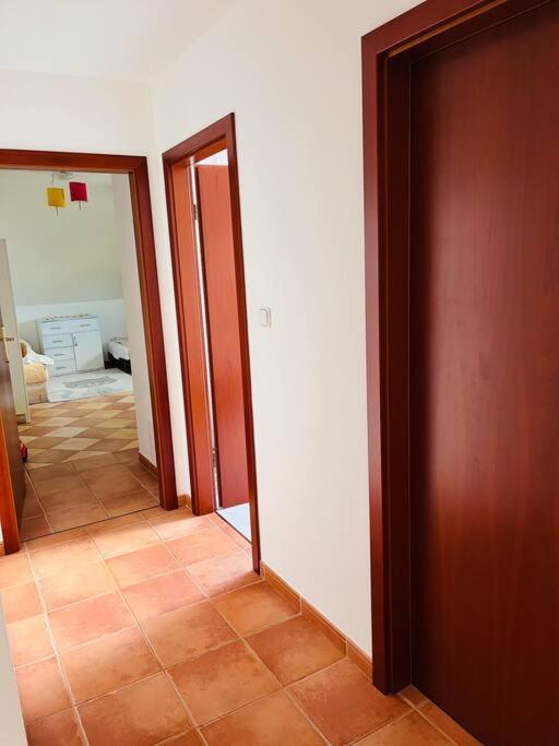 Apartman Se Zahradou 20 Minut Do Centra Prahy Ořech Buitenkant foto
